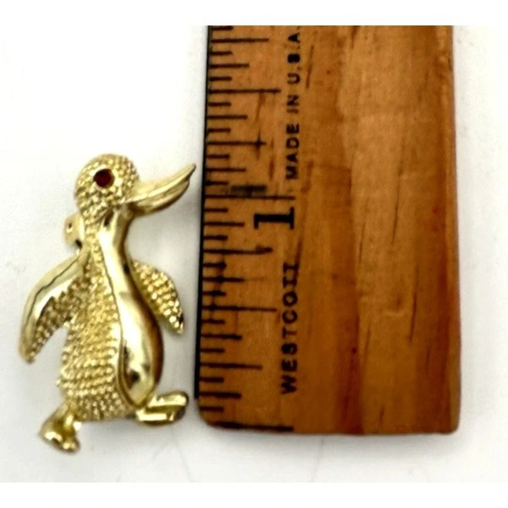 VINTAGE BROOCH GOLD TONE PIN 1.25